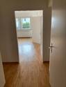 Beispielbild: Flur mit PVC-Bodenbelag in Holzoptik mit Blick ins Wohnzimmer - 1 Zimmer Etagenwohnung in Friedrichsdorf