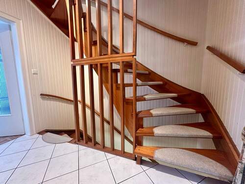 Treppenhaus EG.jpeg - Reihenmittelhaus mit 120,00 m&sup2; in Bremen zur Miete