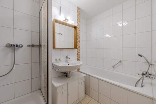 Bad mit Dusche und Wanne - 