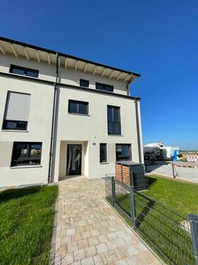 Außenansicht - Hauseingang (Bild 1) - 5 Zimmer Reihenendhaus zum Kaufen in Poing