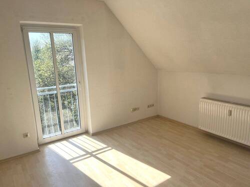 Zimmer - Wohnung im Dachgeschoss mit Balkon