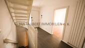 Diele mit Treppe ins DG/KG - 