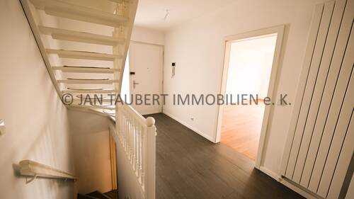 Diele mit Treppe ins DG/KG - 