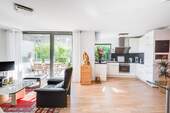 Wohn- und Essbereich - AIGNER - Weitblick am Starnberger See: Moderne Maisonettewohnung mit privaten Garten