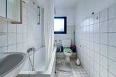 Badezimmer mit Duschwanne - 
