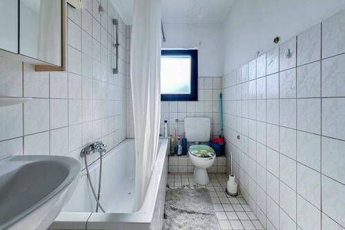 Badezimmer mit Duschwanne - 