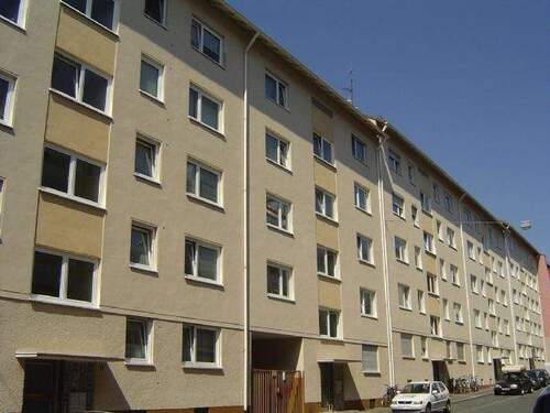 Straßenansicht - Ideale Lage! Schön geschnittene 3-Zi.-Whg. mit Balkon Nähe Stresemannplatz