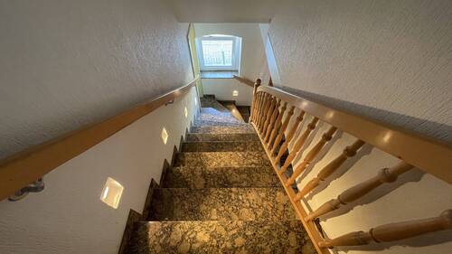 Treppe ins OG - 5 Zimmer Mehrfamilienhaus, Wohnhaus zum Kaufen in Großnaundorf