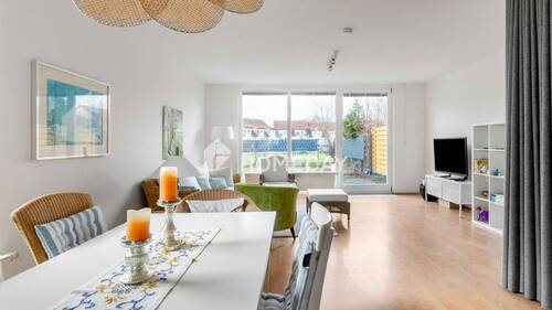 EG Wohnzimmer 1 - Wohlfühl-Oase in Friedersdorf: modernisiertes Reihenendhaus mit EBK, Garten, Terrasse & Doppelgarage