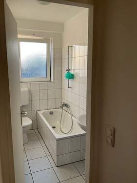 Blick in das Badezimmer. Boden und Wände mit weißen Fliesen. Deckenflächen weiß angelegt. Fenster vorhanden - 2 Zimmer Etagenwohnung zur Miete in Ginsheim-Gustavsburg