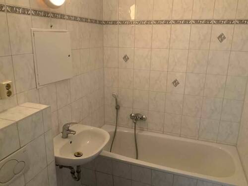 Bad mit Wanne - 