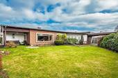 Hausansicht - Zuhause im Grünen: Bungalow mit großem, sichtgeschützten Garten in Nordenham!