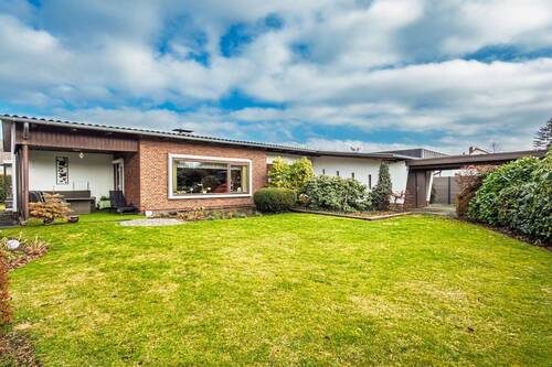 Hausansicht - Zuhause im Grünen: Bungalow mit großem, sichtgeschützten Garten in Nordenham!