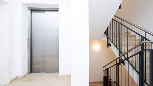 Treppenhaus mit Aufzug - 
