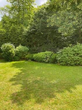 Blick in den Garten - 4 Zimmer Etagenwohnung in Saarbrücken