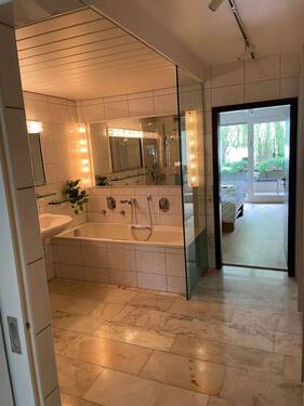 Bad mit Wanne und Dusche - 