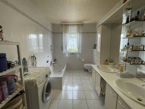 Badezimmer - Mehrfamilienhaus, Wohnhaus mit 526,00 m² in Herforst zum Kaufen