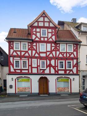 Titelbild 3 - 7 Zimmer Mehrfamilienhaus, Wohnhaus zum Kaufen in Biedenkopf