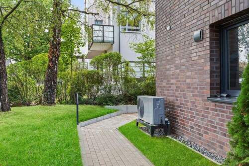 Zugang zum Eingangsbereich der Wohnung und Blick auf das Grundstück mit Sondernutzungsrecht - 