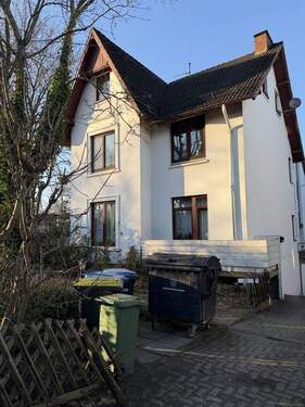 Hausansicht - Frisch renoviertes 3-Zimmer-Glück im 3. OG des Hauses und doch bereits im Penthouse!