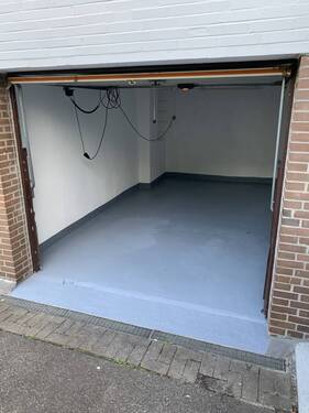 Garage mit elektrischem Tor - 