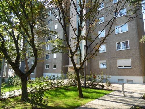 Vorderansicht Gebäude - Gemütliche 3-Zimmerwohnung sucht neue Bewohner!