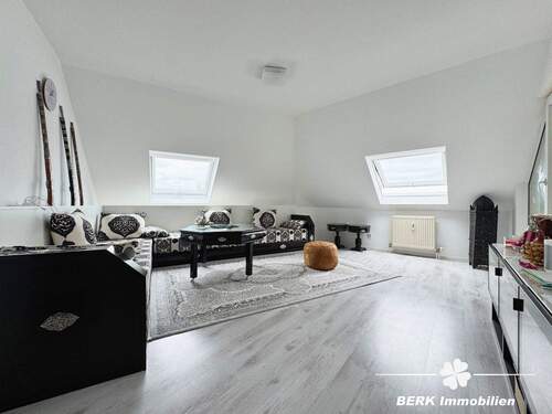 Wohnzimmer - BERK Immobilien - 2-Zimmer-Wohnung mit Wintergarten in zentraler Lage von Dietzenbach-Steinberg
