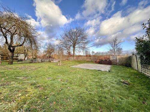 Grüner Garten mit Platz für den Pool - 