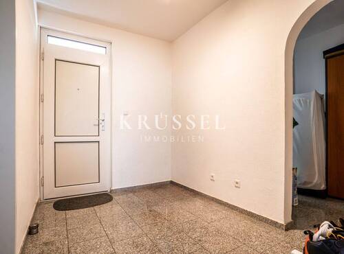 Der geräumige Eingangsbereich... - 5 Zimmer Etagenwohnung zum Kaufen in Lingen