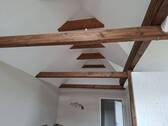 Holzbalken in Sicht im Wohn-/Esszimmer - 