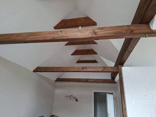 Holzbalken in Sicht im Wohn-/Esszimmer - 