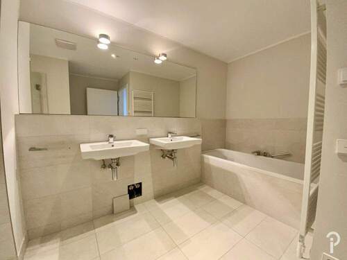 Bad mit Badewanne und Dusche - 