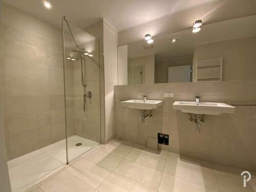 Bad mit Badewanne und Dusche - 