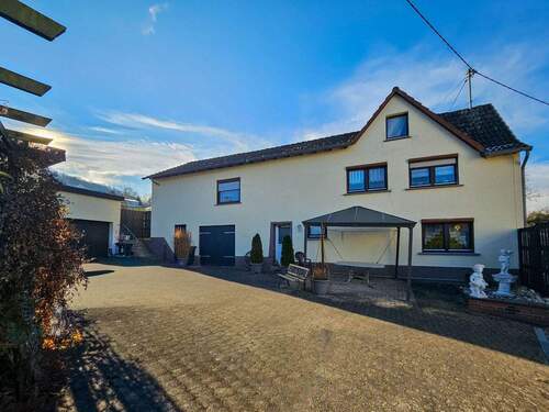 Frontansicht - Freistehendes Einfamilienhaus mit separater Doppelgarage und großer Werkstatt bei NeustadtWied.