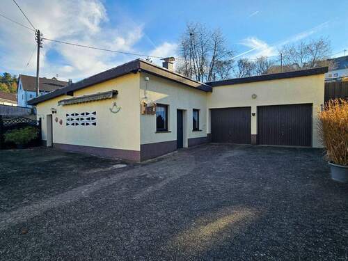 Nebengebäude und Doppelgarage - 4 Zimmer Einfamilienhaus zum Kaufen in Eulenberg