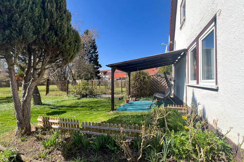 Überdachte Terrasse hinter dem Haus - 