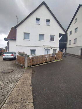 Vorne links der Stellplatz - Geräumige 4-Zimmer Wohnung - 1.050,00&nbsp;EUR Kaltmiete, ca.&nbsp; 118,00&nbsp;m&sup2;&nbsp;Wohnfl&auml;che