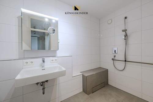 Saniertes Bad mit großem bodentiefen Duschbereich - 