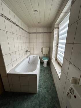 Bad mit Wanne im OG - 