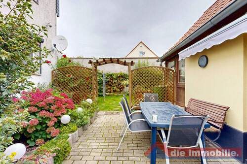 Gemütliche, geschützte Terrasse mit Blick ins Grüne - 