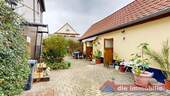 Geschützter Innenhof mit gemütlichem Sitzbereich und Zugang zum Nebengebäude - 4 Zimmer Einfamilienhaus zum Kaufen in Etgersleben