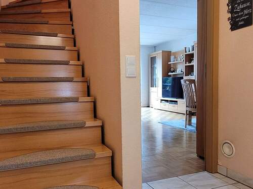 Flur mit Treppe zum OG - 