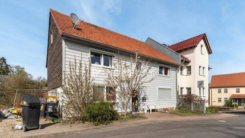 Außenansicht 2 - Charmantes Zweifamilienhaus in ruhiger Lage von Kalbach - Vollständig renoviert und gut vermietet