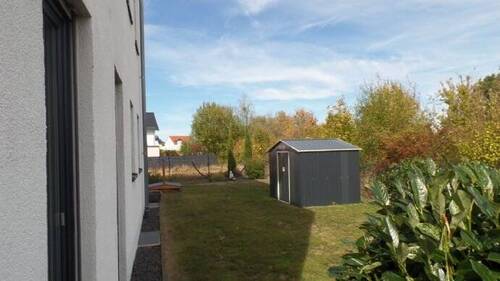 Seite Garten mit Gartenhaus - 