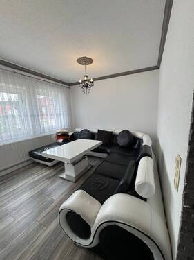 WZ - Obergeschosswohnung: Modernisiert, hell und großzügig – Gartenidylle inklusive