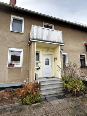 Ansicht - 5 helle Zimmer, Küche mit EBK, Wohnzimmer mit Kamin, Tageslichtbad, ein Garten mit Pool - was will man mehr