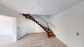 OFFENER WOHNBEREICH MIT TREPPE - 