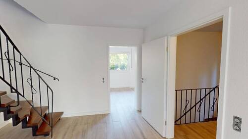 OFFENER WOHNBEREICH MIT TREPPE - 