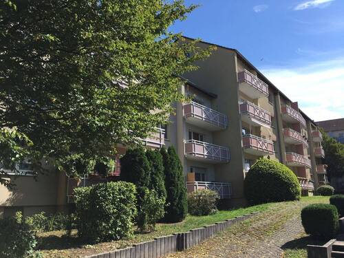 Rückansicht Gebäude - Nachmieter für gemütliche 3-Zimmerwohnung im Grünen gesucht!