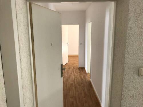 BEISPIELBILD: Flur mit PVC-Belag in Holzoptik - 3 Zimmer Etagenwohnung zur Miete in Bad Vilbel